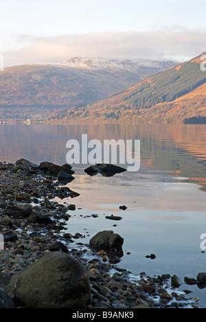 Frostigen New Years Day am Loch verdienen in Schottland Stockfoto