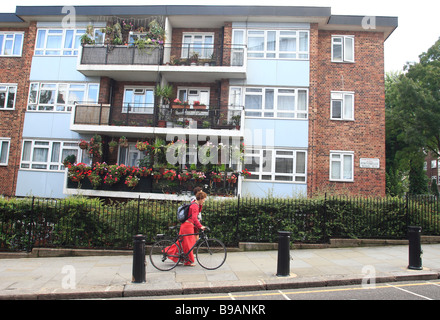 Radfahrer drängen Fahrrad eine steile Portobello Road in London, Stockfoto