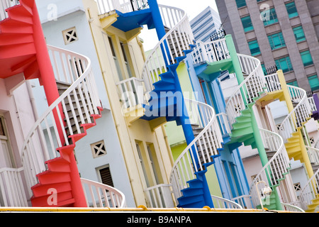 Bunte Wendeltreppen in Singapur Stockfoto