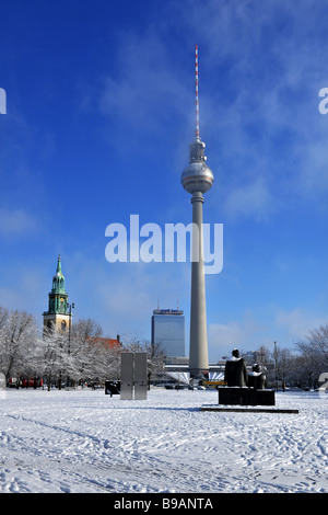 Schneelandschaft bei Marx und Engels Skulptur Hintergrund Alex Berlin Mitte 2009 Stockfoto