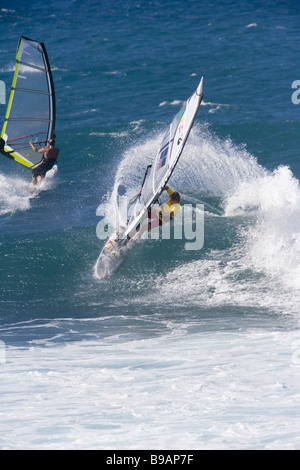 Windsurfen am Hookipa Beach, Paia, Maui Hawaii Stockfoto