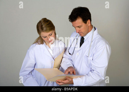 Ärzte, die Beratung über Patientenakte Stockfoto