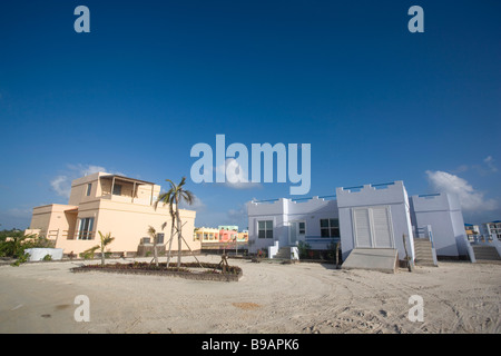 Buntes neue Gehäuse sitzt auf der Lagunenseite Ambergris Caye, Belize. Stockfoto