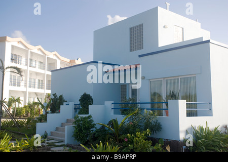 Buntes neue Gehäuse sitzt auf der Lagunenseite Ambergris Caye, Belize. Stockfoto