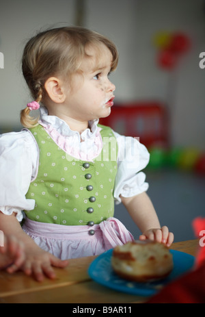 verschleierte Mädchen am Kinder Karneval Stockfoto