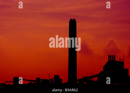 Silhouette der Kingsnorth Kraftwerk vor einem roten Himmel auf der Isle Of Grain Kent England Stockfoto