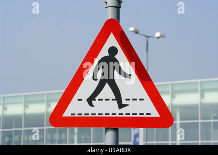 Vorsicht Fußgänger überqueren Road Sign uk Verkehrszeichen Stockfoto