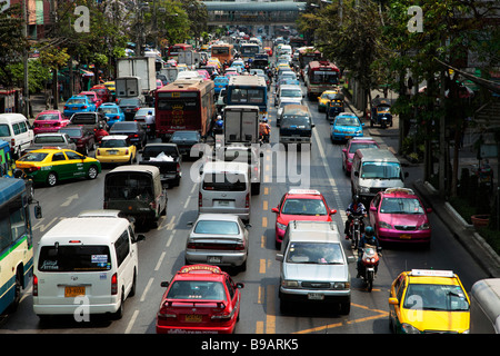 Schwerlastverkehr auf der Straße in Bangkok, Thailand Stockfoto