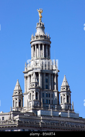 Spitze des New York City Municipal Building am Fuße der Brooklyn Bridge, lower Manhattan, New York City, USA Stockfoto