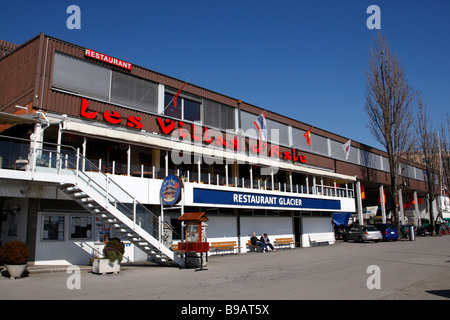 Das Bootshaus und ein Restaurant im Hafen von Ouchy südlich von der Stadt Lausanne-Schweiz Stockfoto