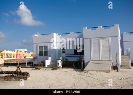 Buntes neue Gehäuse sitzt auf der Lagunenseite Ambergris Caye, Belize. Stockfoto