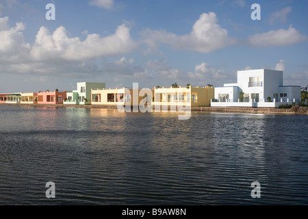 Buntes neue Gehäuse sitzt auf der Lagunenseite Ambergris Caye, Belize. Stockfoto