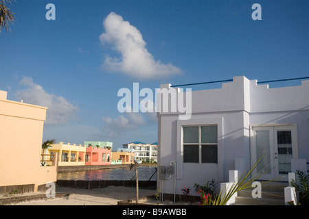 Buntes neue Gehäuse sitzt auf der Lagunenseite Ambergris Caye, Belize. Stockfoto