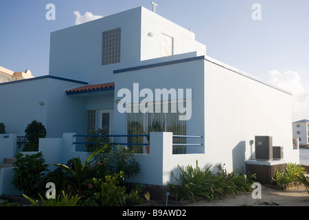 Buntes neue Gehäuse sitzt auf der Lagunenseite Ambergris Caye, Belize. Stockfoto