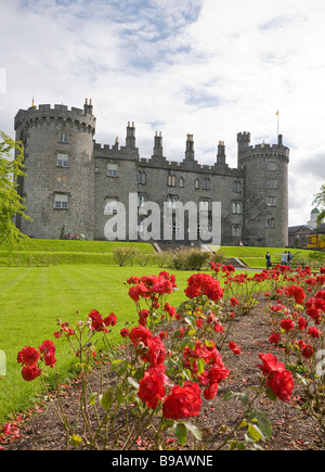 Rosengarten und Kilkenny Castle Fassade. Die nordwestlichen Fassade des Kilkenny Castle aus dem Rosengarten Stockfoto