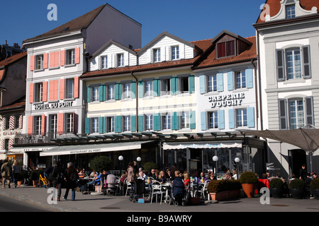 Straßencafés und Bars säumen Quai de Belgique Ouchy südlich von der Stadt Lausanne-Schweiz Stockfoto