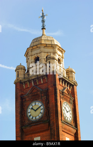 Close - Up von der viktorianischen Clocktower, die Crouch End Broadway, im Norden Londons beaufsichtigt. Stockfoto