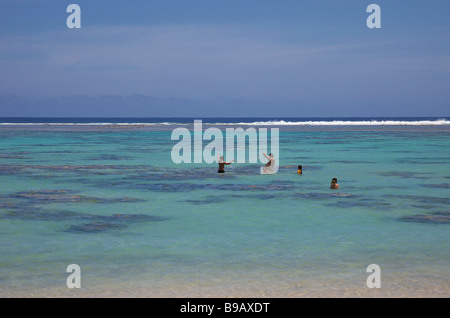 Polynesische Familie Angeln in den Pazifischen Ozean - Rarotonga, Cook-Inseln, Polynesien, Ozeanien Stockfoto