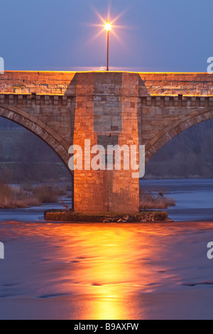 Straßenbrücke über den Fluss Tyne in das Dorf Corbridge in Northumberland, England Stockfoto