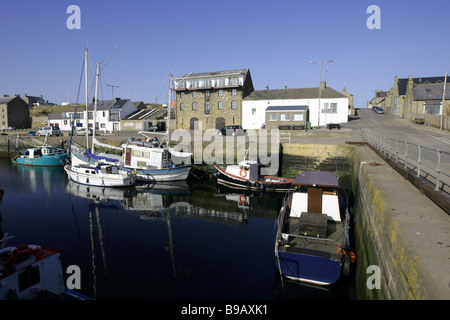 Boote im Hafen von dem kleinen Dorf Burghead auf der Moray Küste von Schottland, UK Stockfoto