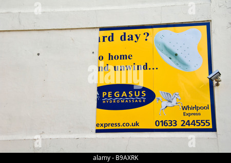 Halbe Werbung Reklametafel für Whirlwannen auf Seite des Gebäudes in Newport South Wales UK Stockfoto