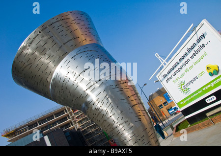 Werbung Reklametafel für Gocompare com neben Kunstwerk Skulptur in Newport South Wales UK Stockfoto