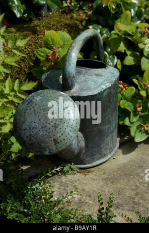 Eine alte dekorative Gießkanne in Hidcote Manor Gardens, eine National Trust-Eigenschaft. Gloucestershire. VEREINIGTES KÖNIGREICH. Stockfoto