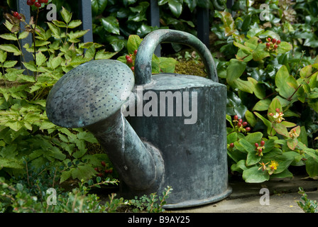 Eine dekorative Gießkanne in den Gärten Hidcote Manor, einer National Trust-Eigenschaft. Gloucestershire, UK. Stockfoto