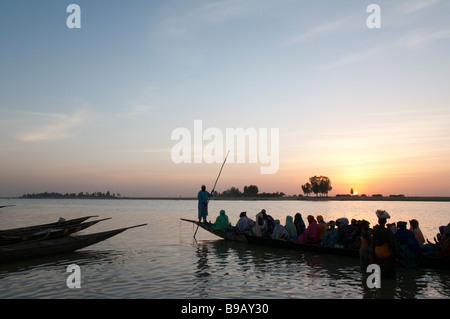 West-Afrika Mali Niger Fluß Mopti Unterstände bei Sonnenuntergang am Fluss Stockfoto