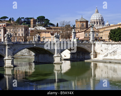 Gebäude von Rom: Vatikan vom Tiber über die Ponte Sant'Angelo gesehen Stockfoto