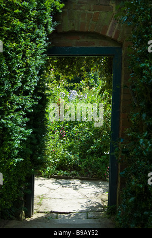 Ein Garten Tür am Hidcote Manor Gardens, eine Eigenschaft des National Trust, England. VEREINIGTES KÖNIGREICH. Stockfoto