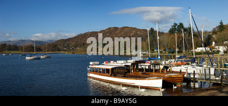 Boote vertäut am Steg am Lake Windermere, Lake District, Cumbria, England, Herbst Stockfoto