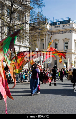 Menschen in ihren Kostümen am St. Patricks Day Parade in London England UK. 15. März 2009 Stockfoto