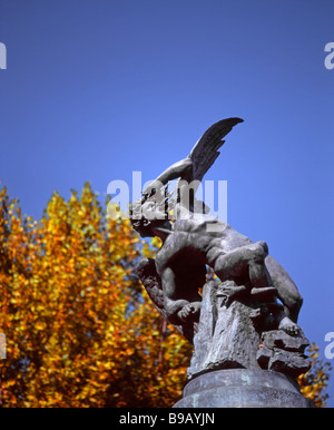 Madrid, Spanien. Retiro Park. "El Angel Caido' (Der gefallene Engel) Statue. Europas einzige öffentliche Statue des Teufels Stockfoto