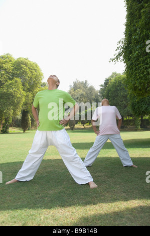 Paar praktizieren Yoga in einem Park, New Delhi, Indien Stockfoto