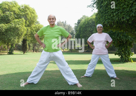 Paar praktizieren Yoga in einem Park, New Delhi, Indien Stockfoto