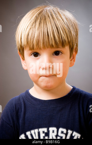 Drei Jahre alter Junge beißen seine Unterlippe im studio Stockfoto
