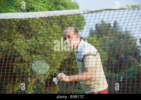 Mann, spielt Badminton in einem Park, New Delhi, Indien Stockfoto