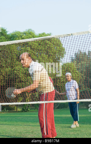 Paar spielen Badminton in einem Park, New Delhi, Indien Stockfoto