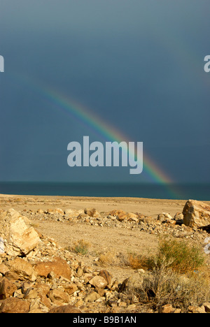 Seltene Regenbogen über Totes Meer neben Highway 90 Süd Stadt von Ein Bokek Israel zurückgreifen Stockfoto