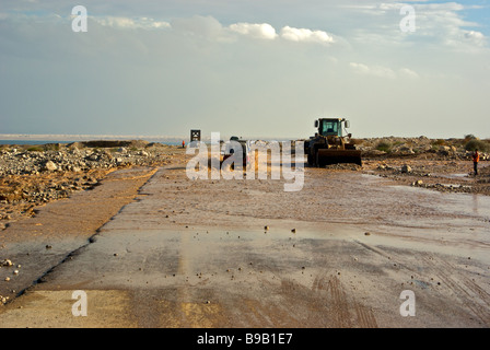 Mit dem Geländewagen Fahrzeuge Spritzwasser durch Gewässer der Sturzflut über Highway 90 um die Stadt von Ein Bokek am Toten Meer resort Stockfoto