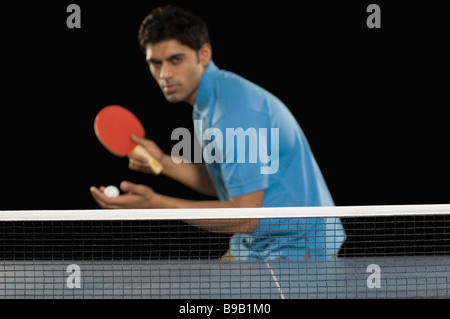 Man spielt Tischtennis Stockfoto