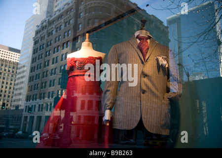 Reflexion in einem Boutique-Fenster, Downtown Seattle Stockfoto