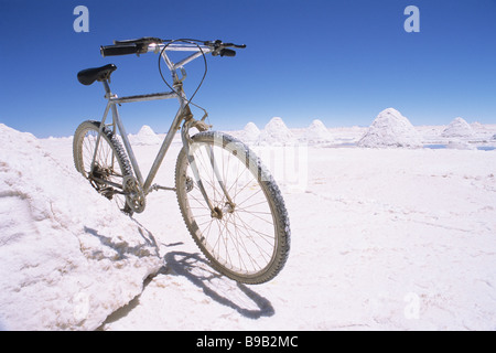 Erholend Arbeiter Fahrrad gegen einen Haufen Salz in den Salar de Uyuni Stockfoto