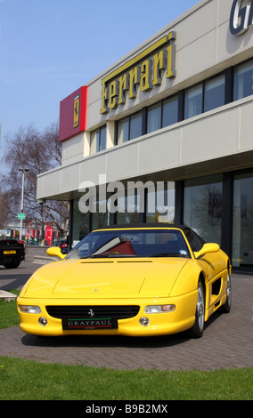 Ein Ferrari-Autohaus in einer Stadt, U.K. Stockfoto