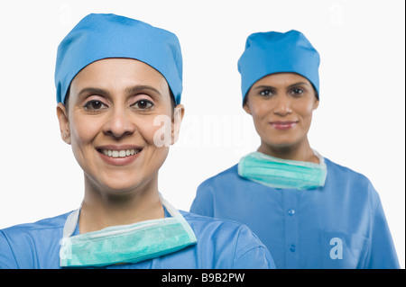 Porträt von zwei weiblichen Chirurgen lächelnd Stockfoto