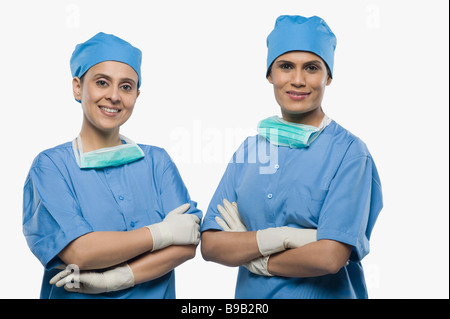 Porträt von zwei weiblichen Chirurgen lächelnd Stockfoto
