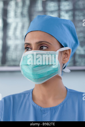 Porträt eines weiblichen Chirurgen einen Mundschutz tragen Stockfoto