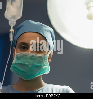 Porträt eines weiblichen Chirurgen in einem OP-Saal Stockfoto