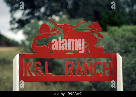 Schmiedeeisen-Schild am Eingang zum Willow City Loop Road im Hill Country ranch in der Nähe von Fredericksburg, Texas USA Stockfoto